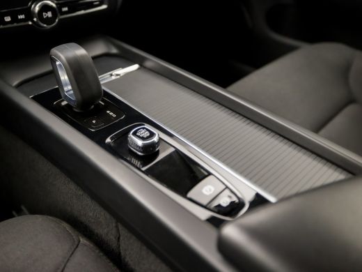 Volvo  V60 2.0 B3 Momentum Sport 177Pk Automaat (APPLE CARPLAY, GROOT NAVI, GETINT GLAS, SPORTSTOELEN, PARKE... ActivLease financial lease