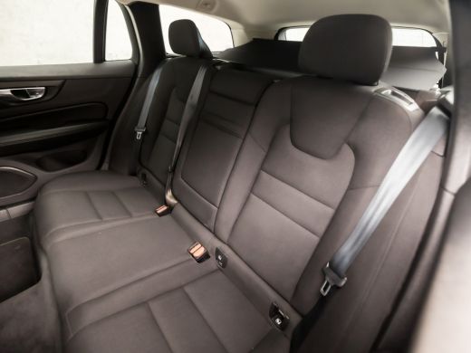 Volvo  V60 2.0 B3 Momentum Sport 177Pk Automaat (APPLE CARPLAY, GROOT NAVI, GETINT GLAS, SPORTSTOELEN, PARKE... ActivLease financial lease