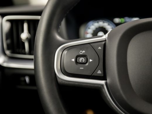 Volvo  V60 2.0 B3 Momentum Sport 177Pk Automaat (APPLE CARPLAY, GROOT NAVI, GETINT GLAS, SPORTSTOELEN, PARKE... ActivLease financial lease