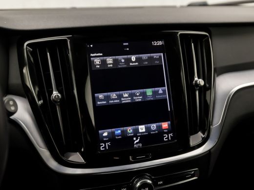 Volvo  V60 2.0 B3 Momentum Sport 177Pk Automaat (APPLE CARPLAY, GROOT NAVI, GETINT GLAS, SPORTSTOELEN, PARKE... ActivLease financial lease