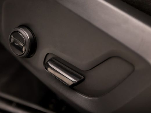 Volvo  V60 2.0 B3 Momentum Sport 177Pk Automaat (APPLE CARPLAY, GROOT NAVI, GETINT GLAS, SPORTSTOELEN, PARKE... ActivLease financial lease