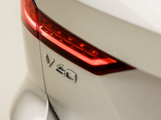 Volvo  V60 2.0 B3 Momentum Sport 177Pk Automaat (APPLE CARPLAY, GROOT NAVI, GETINT GLAS, SPORTSTOELEN, PARKE... ActivLease financial lease