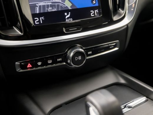 Volvo  V60 2.0 B3 Momentum Sport 177Pk Automaat (APPLE CARPLAY, GROOT NAVI, GETINT GLAS, SPORTSTOELEN, PARKE... ActivLease financial lease