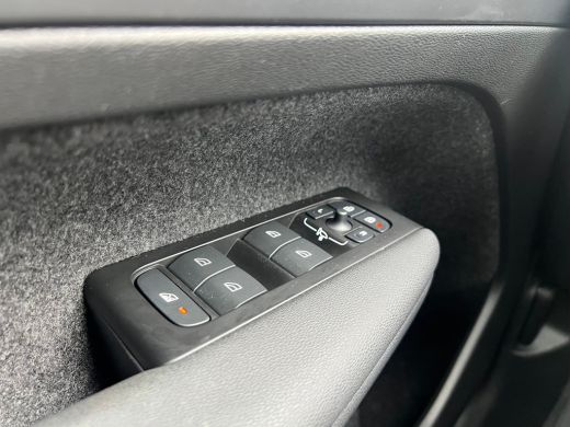 Volvo  XC40 T4 Recharge R-Design | Camera | Parkeersensoren voor en achter | Stoel en stuurwielverwarming | B... ActivLease financial lease