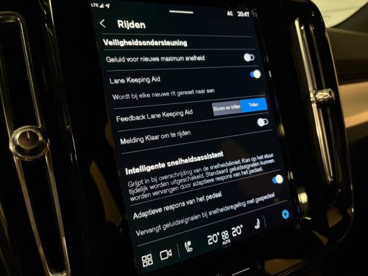 Volvo  XC40 B4 Plus Dark | Trekhaak | All Season banden | Harman Kardon | Bestuurdersstoel elektrisch geheuge... ActivLease financial lease