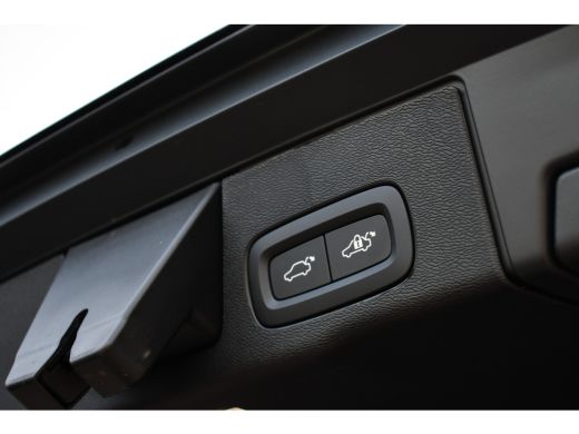 Volvo  XC60 2.0 T6 Plug-in AWD Ultra Black Edition Pano ACC HUD 360 H/K 21inch Stuurverw ActivLease financial lease