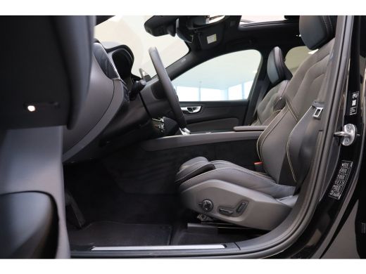 Volvo  XC60 T6 350PK AWD Plus Black Edition | Facelift | Pano-dak | Premium Pack | Lighting Pack ActivLease financial lease