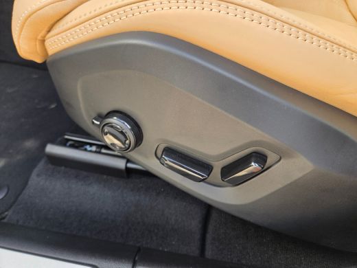 Volvo  XC60 T6 Plus Dark | Luchtvering | Trekhaak | 360cam | Amber Leer! | All-Season | 20'' ActivLease financial lease