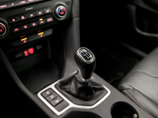 Kia Sportage 1.6 GDI DynamicLine (APPLE CARPLAY, NAVIGATIE, LEDER, STUUR/STOELVERWARMING, GETINT GLAS, SPORTST... ActivLease financial lease