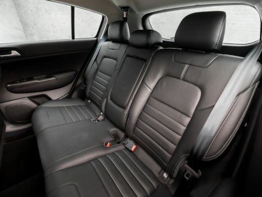 Kia Sportage 1.6 GDI DynamicLine (APPLE CARPLAY, NAVIGATIE, LEDER, STUUR/STOELVERWARMING, GETINT GLAS, SPORTST... ActivLease financial lease