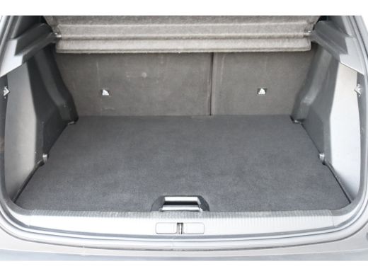 Peugeot e-2008 EV 136PK ALLURE PACK AUTOMAAT / NAVI / LEDER / CLIMA / LED / PDC / 17" LMV / CAMERA / KEYLESS / B... ActivLease financial lease