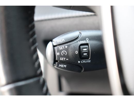 Peugeot e-2008 EV 136PK ALLURE PACK AUTOMAAT / NAVI / LEDER / CLIMA / LED / PDC / 17" LMV / CAMERA / KEYLESS / B... ActivLease financial lease