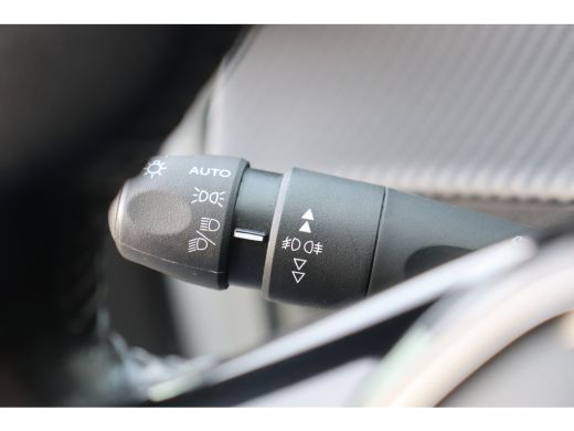 Peugeot e-2008 EV 136PK ALLURE PACK AUTOMAAT / NAVI / LEDER / CLIMA / LED / PDC / 17" LMV / CAMERA / KEYLESS / B... ActivLease financial lease