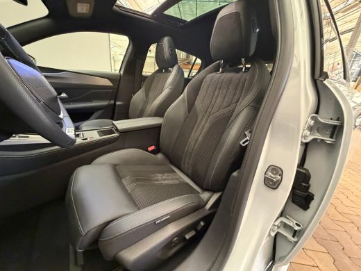 Peugeot e-308 GT 54 kWh Navigatie | Panoramadak | Alcantara | Apple Carplay/Android Auto | Achteruitrijcamera |... ActivLease financial lease