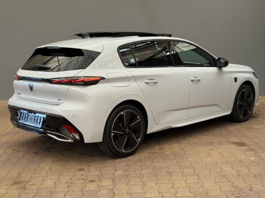 Peugeot e-308 GT 54 kWh Navigatie | Panoramadak | Alcantara | Apple Carplay/Android Auto | Achteruitrijcamera |... ActivLease financial lease