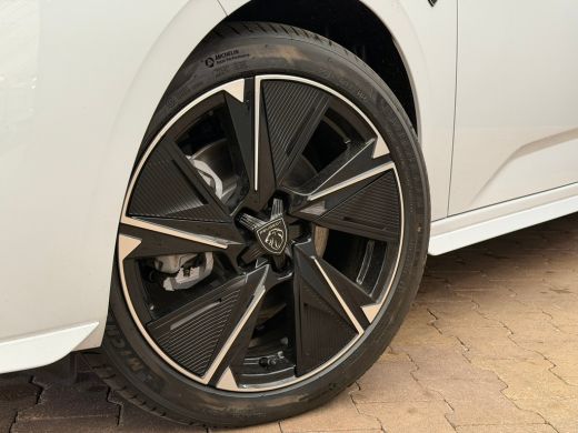 Peugeot e-308 GT 54 kWh Navigatie | Panoramadak | Alcantara | Apple Carplay/Android Auto | Achteruitrijcamera |... ActivLease financial lease