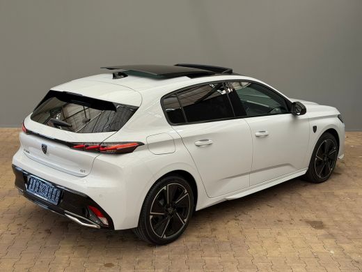 Peugeot e-308 GT 54 kWh Navigatie | Panoramadak | Alcantara | Apple Carplay/Android Auto | Achteruitrijcamera |... ActivLease financial lease