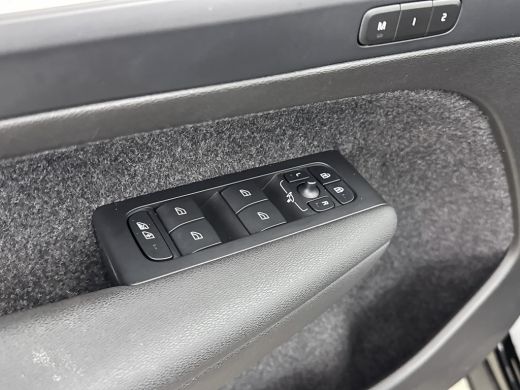 Volvo  XC40 T4 Recharge Plus Dark | 18" Allseason | Trekhaak | Elektr. verst. Stoelen | Harman Kardon | Adapt... ActivLease financial lease