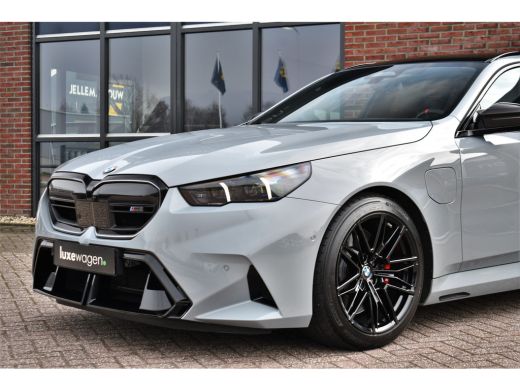 BMW M5 Touring M5 Pano M-Driver Co-Pilot Trekh Alc-hemel Carbon B&W ActivLease financial lease