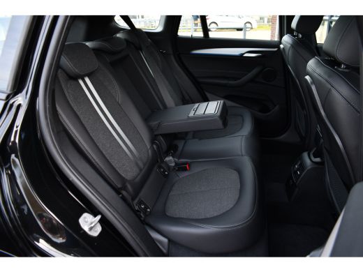 BMW X1 xDrive25e M-Sport Pano El-zetels Camera Carplay El-klep Shadowline ActivLease financial lease