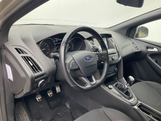 Ford Focus 1.5 ST-Line 1e Eigenaar Nav/Cruise 18 Inch Pdc NL-Auto UITSTRALING! ActivLease financial lease