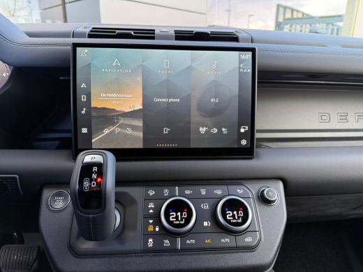 Land Rover Defender D250 110 X-Dynamic SE GRIJS KENTEKEN | Cold Climate | El. trekhaak | Pano | Black Pack | 12-Voudi... ActivLease financial lease