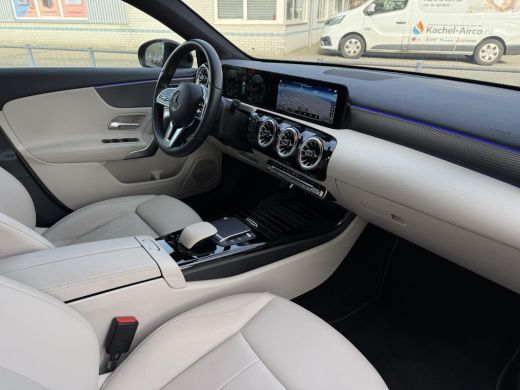 Mercedes-Benz A-Klasse Aut. 180 Luxury Line | Navi | Camera | Sfeer Verlichting | ActivLease financial lease