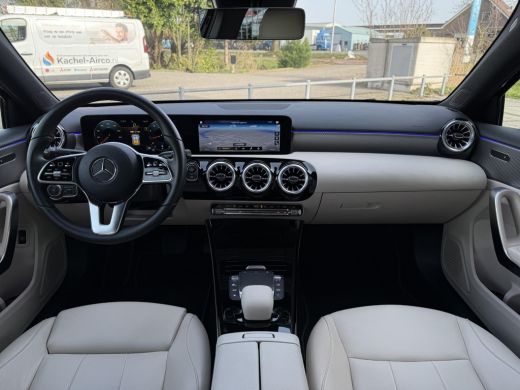 Mercedes-Benz A-Klasse Aut. 180 Luxury Line | Navi | Camera | Sfeer Verlichting | ActivLease financial lease