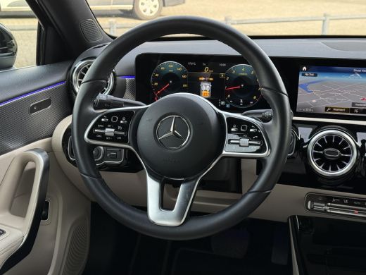 Mercedes-Benz A-Klasse Aut. 180 Luxury Line | Navi | Camera | Sfeer Verlichting | ActivLease financial lease