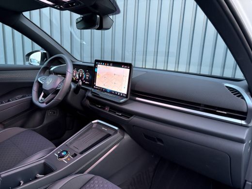 Volkswagen T-Roc 1.5 eTsi R-Line First Edition | Black Style | 360 Camera | Head Up | Elk. A-klep | IQ Light | Pri... ActivLease financial lease