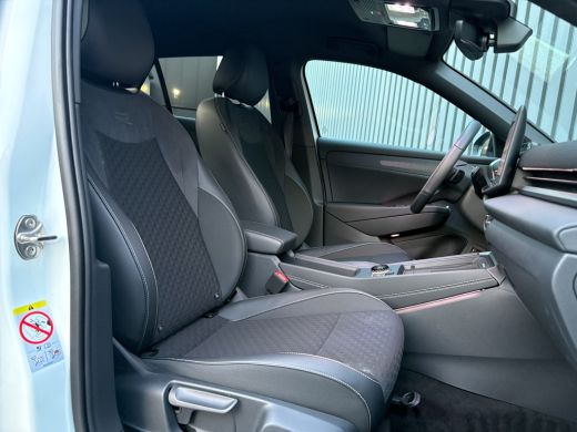 Volkswagen T-Roc 1.5 eTsi R-Line First Edition | Black Style | 360 Camera | Head Up | Elk. A-klep | IQ Light | Pri... ActivLease financial lease