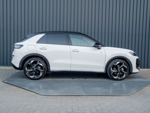 Volkswagen T-Roc 1.5 eTsi R-Line First Edition | Black Style | 360 Camera | Head Up | Elk. A-klep | IQ Light | Pri... ActivLease financial lease
