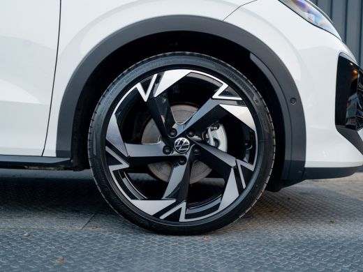 Volkswagen T-Roc 1.5 eTsi R-Line First Edition | Black Style | 360 Camera | Head Up | Elk. A-klep | IQ Light | Pri... ActivLease financial lease