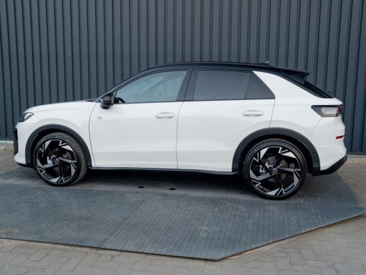 Volkswagen T-Roc 1.5 eTsi R-Line First Edition | Black Style | 360 Camera | Head Up | Elk. A-klep | IQ Light | Pri... ActivLease financial lease