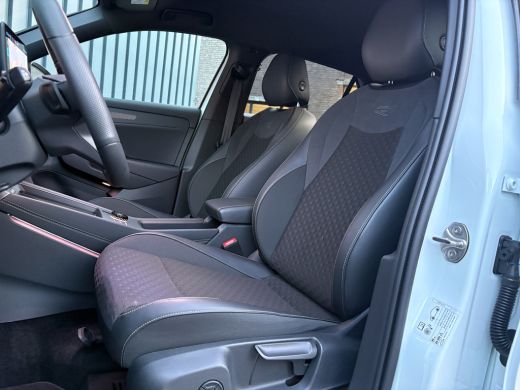 Volkswagen T-Roc 1.5 eTsi R-Line First Edition | Black Style | 360 Camera | Head Up | Elk. A-klep | IQ Light | Pri... ActivLease financial lease