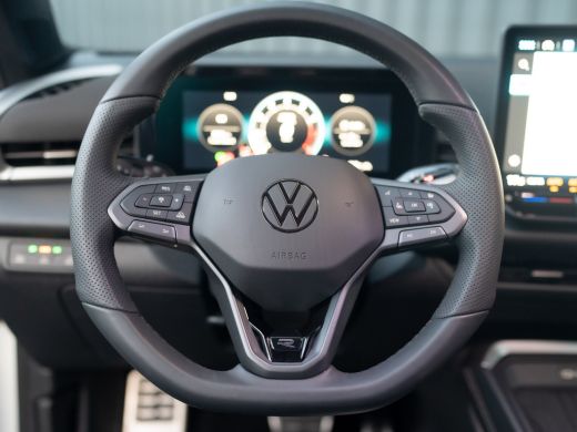 Volkswagen T-Roc 1.5 eTsi R-Line First Edition | Black Style | 360 Camera | Head Up | Elk. A-klep | IQ Light | Pri... ActivLease financial lease