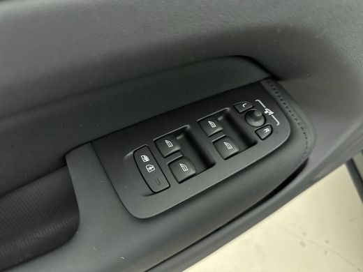 Volvo  XC60 NEW MODEL T6 Plug-in hybrid AWD Ultra Dark | Luchtvering | Trehaak | Panoramadak | 20 inch LM | P... ActivLease financial lease