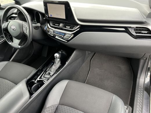 Toyota C-HR 1.8 Hybrid Style | Carplay | Parkeersensoren | Dode hoek waarschuwing | Navigatie | 18 inch LM-ve... ActivLease financial lease