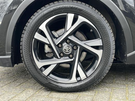 Toyota C-HR 1.8 Hybrid Style | Carplay | Parkeersensoren | Dode hoek waarschuwing | Navigatie | 18 inch LM-ve... ActivLease financial lease