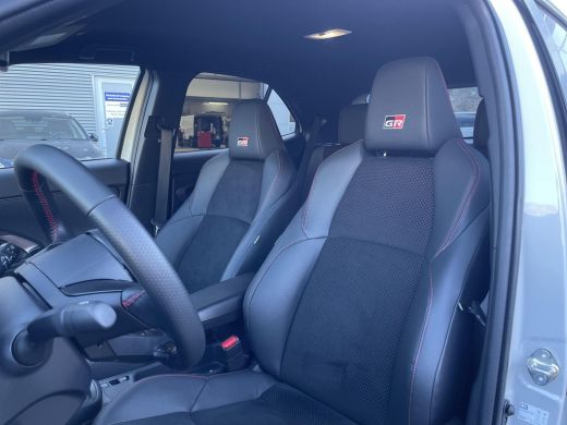 Toyota Yaris Cross 1.5 Hybrid 130 GR SPORT | Carplay | Achteruitrijcamera | Stoelverwarming | ActivLease financial lease