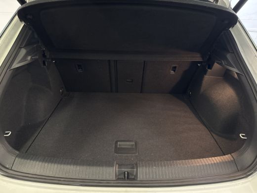 Volkswagen T-Roc 1.5 TSI 150PK DSG R SPORT VIRTUAL/NAVI/CAMERA/VELOURS ActivLease financial lease