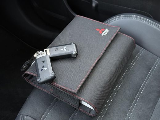 Mitsubishi Outlander Aut. 2.4 PHEV Intense | Apple Carplay | Camera | Stoel Verwarming | ActivLease financial lease