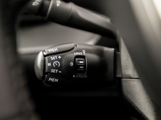 Peugeot 2008 1.2 PureTech Sport (APPLE CARPLAY, GROOT NAVI, CRUISE, PARKEERSENSOREN, SPORTSTOELEN, LANE ASSIST... ActivLease financial lease