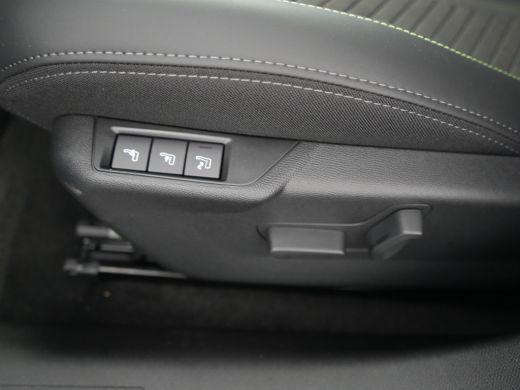 Peugeot e-208 GT | 8 jaar fabrieksgarantie of 160.000 kilometer op het accupakket | Adaptieve cruise control me... ActivLease financial lease