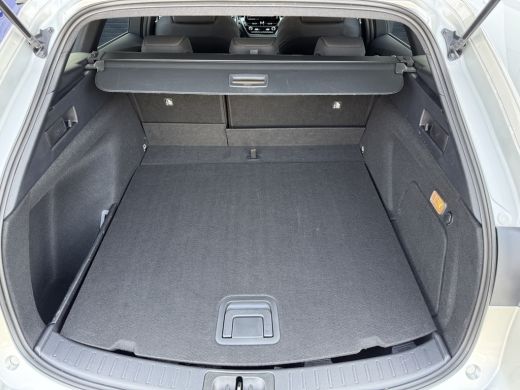 Toyota Corolla Touring Sports 2.0 Hybrid Team D | Trekhaak | CarPlay | ACC | Camera | LED | 17 inch ActivLease financial lease