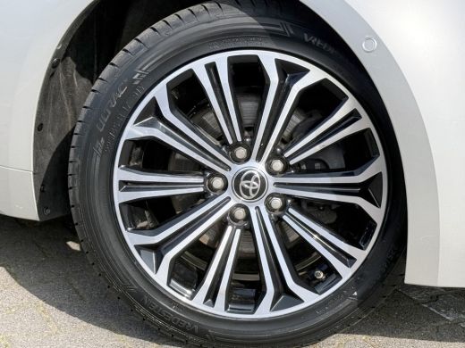 Toyota Corolla Touring Sports 2.0 Hybrid Team D | Trekhaak | CarPlay | ACC | Camera | LED | 17 inch ActivLease financial lease