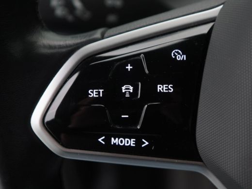 Volkswagen ID.4 First 77 kWh 204 Pk Automaat | Stoelverwarming | Trekhaak | Camera | Adaptive Cruise | Climatroni... ActivLease financial lease