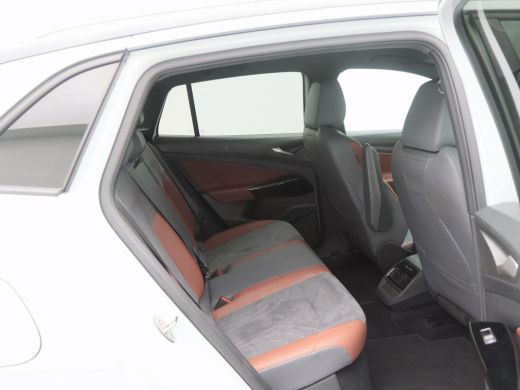 Volkswagen ID.4 First 77 kWh 204 Pk Automaat | Stoelverwarming | Trekhaak | Camera | Adaptive Cruise | Climatroni... ActivLease financial lease