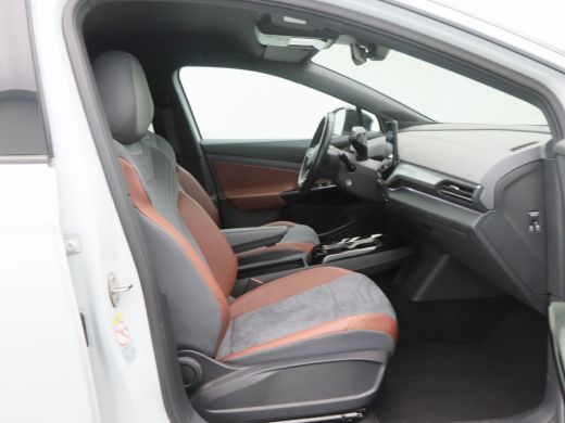 Volkswagen ID.4 First 77 kWh 204 Pk Automaat | Stoelverwarming | Trekhaak | Camera | Adaptive Cruise | Climatroni... ActivLease financial lease