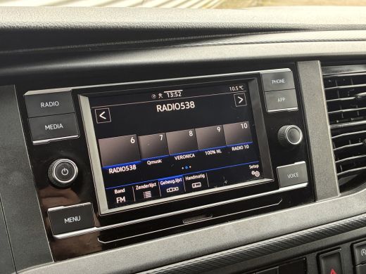 Volkswagen Transporter 2.0 TDI L1H1 Trekhaak Carplay Sensoren Voorruitverwarming Airco ActivLease financial lease